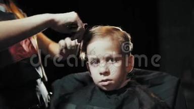 给男孩剪<strong>剪头发</strong>，在理发师梳头。