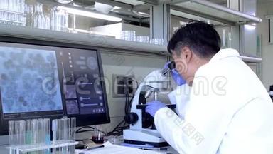 在实验室工作的科学家。 亚洲医生做<strong>医学研究</strong>。 实验室工具：显微镜、试管、设备