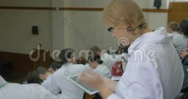 女医科学生在讲座上带垫
