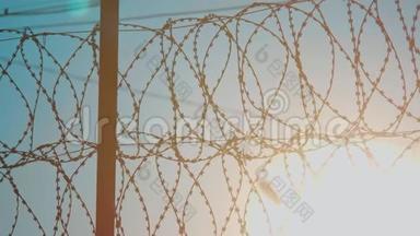 围栏监狱严格的政权剪影铁丝网。 来自难民的非法移民围栏。 非法生活