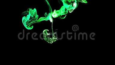 平流、发光绿色粒子在液体中漂浮的三维油墨效应。 缓慢<strong>流动</strong>的液体中<strong>流动</strong>的发光粒子