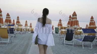 在海滨的欧洲<strong>度假</strong>中享受海滩<strong>度假</strong>的年轻女子