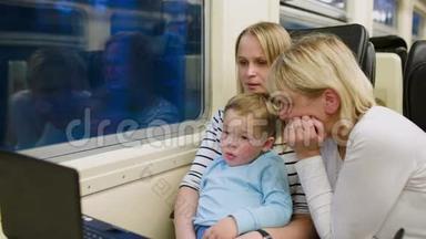 有孩子的家庭在火车上观看视频
