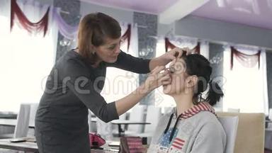 化妆师大师班。用眼影工作。