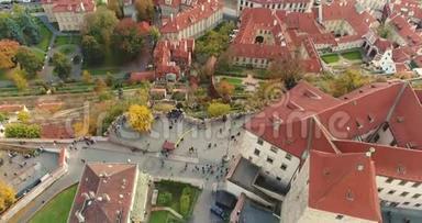 布拉格全景，城市空中，从上面看到布拉格的城市景观，飞越城市，区域老城区