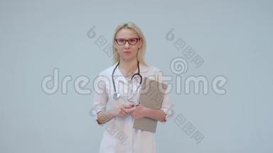 一位身穿白大褂、听诊器微笑着看镜头的女医生的画像