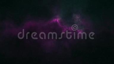 在星空中飞翔美丽的<strong>紫粉色</strong>移动的雾状星云动画背景-新的自然宇宙动态视频