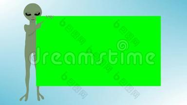 卡通动画电影可爱的小绿色外星人拿着一个长方形的绿色屏幕与一个美丽的渐变蓝屏