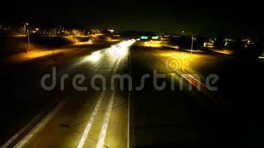 夜间在高速公路上的轻型街道交通
