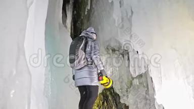 在贝加尔湖冰洞<strong>旅行</strong>的女人。 <strong>去</strong>冬岛<strong>旅行</strong>。 女孩背包客正在冰窟散步。 <strong>旅行</strong>者看起来