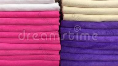 在巴厘岛<strong>商场</strong>的商店里合上五颜六色的毛巾。 很多毛巾。