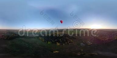 热气球在天空中飞过一片田野。