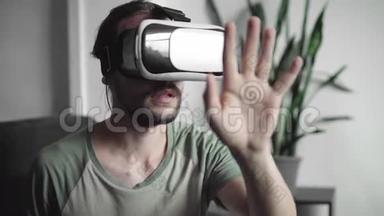 年轻留胡子的嬉皮士用他的VR耳机显示虚拟现实游戏或<strong>观看</strong>360<strong>视频</strong>，并试图