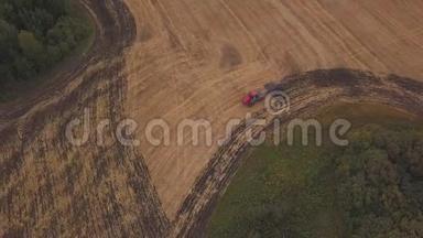 空中：在耕地上向无人机射击。一辆红色拖拉机在秋天开垦<strong>田地</strong>