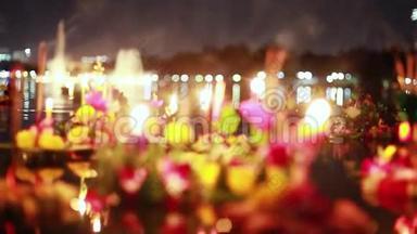 在泰国庆祝LoyKratong节。 从池塘里美丽的花朵和蜡烛上发射船只