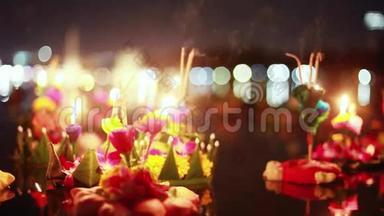 在泰国庆祝LoyKratong节。 从池塘里美丽的花朵和蜡烛上发射船只