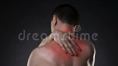 颈部疼痛，黑色背景有背痛的男人