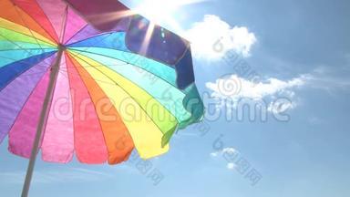 明亮的海滩伞和太阳