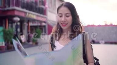 在北京唐人街旅行时，年轻的年轻亚洲背包客的方向和位置图。