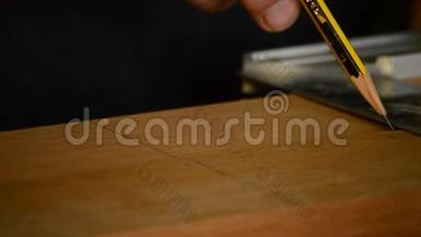 工匠或木匠在木桌上划上记号，把它关上