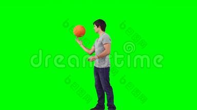 一个人在手上打篮球