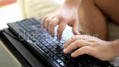白种人的手在键盘上打印。 高清高清