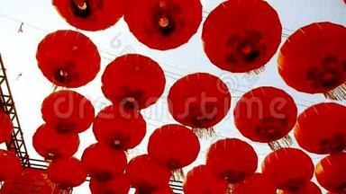 红灯笼随风摇曳，元素东方，中国新年。