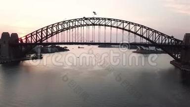 日出期间悉尼<strong>海港大桥</strong>的空中电影无人机镜头。