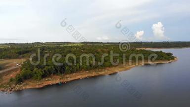 无人机拍摄农村水库大坝的鸟瞰景观
