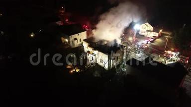 消防车辆及设备在室内火灾现场的鸟瞰图