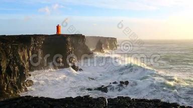 冰岛黑色岩石的波浪破碎