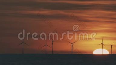 日落时在海上的风电场