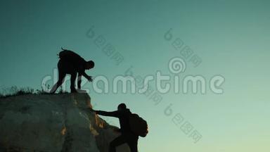 两个男子协同游客爬上<strong>一座山</strong>。 徒步旅行者徒步旅行冒险登<strong>山</strong>日落攀登