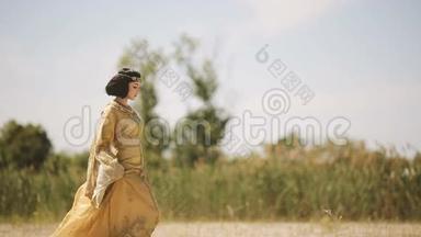 美丽的女人，像埃及女王克利奥帕特拉在沙漠户外。