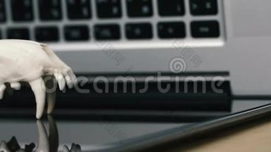 笔记本电脑键盘上没有下颚的狐狸头骨。 资讯科技神学及人工科学的危险概念