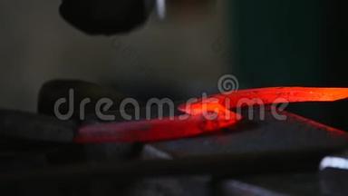 铁匠用炽热的发光金属加工，用轻微慢动作弯曲钢