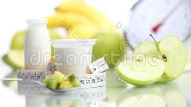 减肥食品酸奶茶匙水果苹果米和秤