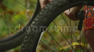 骑自行车的人正在修理她的山地自行车轮胎