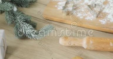 将姜饼面团与面粉和饼干切块放在桌上。 用所有的饼干做姜饼圣诞饼干
