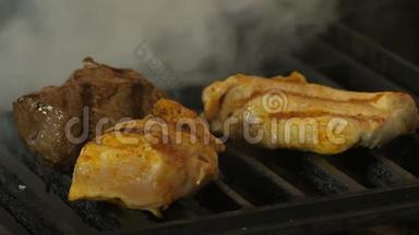 烤肉，两个<strong>鸡肉</strong>片或火<strong>鸡肉</strong>，上面有烤架印和小牛肉，烤在烤架上，烟雾弥漫