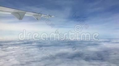 飞机机翼和从飞机上观看蓝天