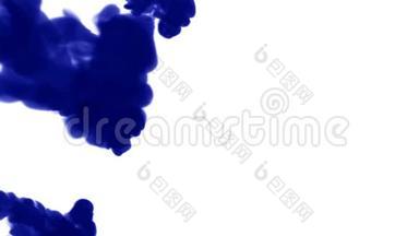 蓝墨水在白色背景上溶解在水中，用Luma哑光。 计算机<strong>仿真</strong>的三维渲染。 V4