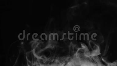 现实的抽象烟雾蒸气效应从底部。 白色烟雾在黑色背景上缓慢运动。 漂浮的雾云。