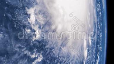 从国际空间站上看到地球。 飓风席卷海洋，卫星观测。 由