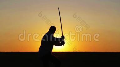 日落时持剑的人的肖像，战士的道路。 日暮时分手持长剑的武士<strong>黑帮</strong>。