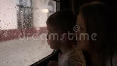 坐在火车上<strong>看窗外</strong>的母子
