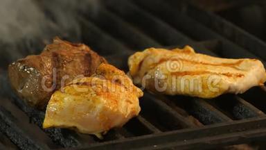 烤肉、两个鸡肉片或带有烤架印和小牛肉的火鸡肉都在烤架上烤着，