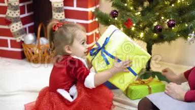 宝宝和孕妈在圣诞树上<strong>挂红</strong>球玩具。 快乐的童年概念。 孩子和母亲用