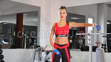 在健身房进行体形矫正训练。在健身房做<strong>健身操</strong>的年轻女子。