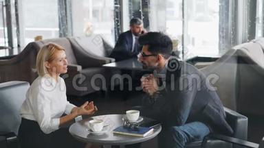 商业伙伴在午休时间讨论咖啡谈话中的合作
